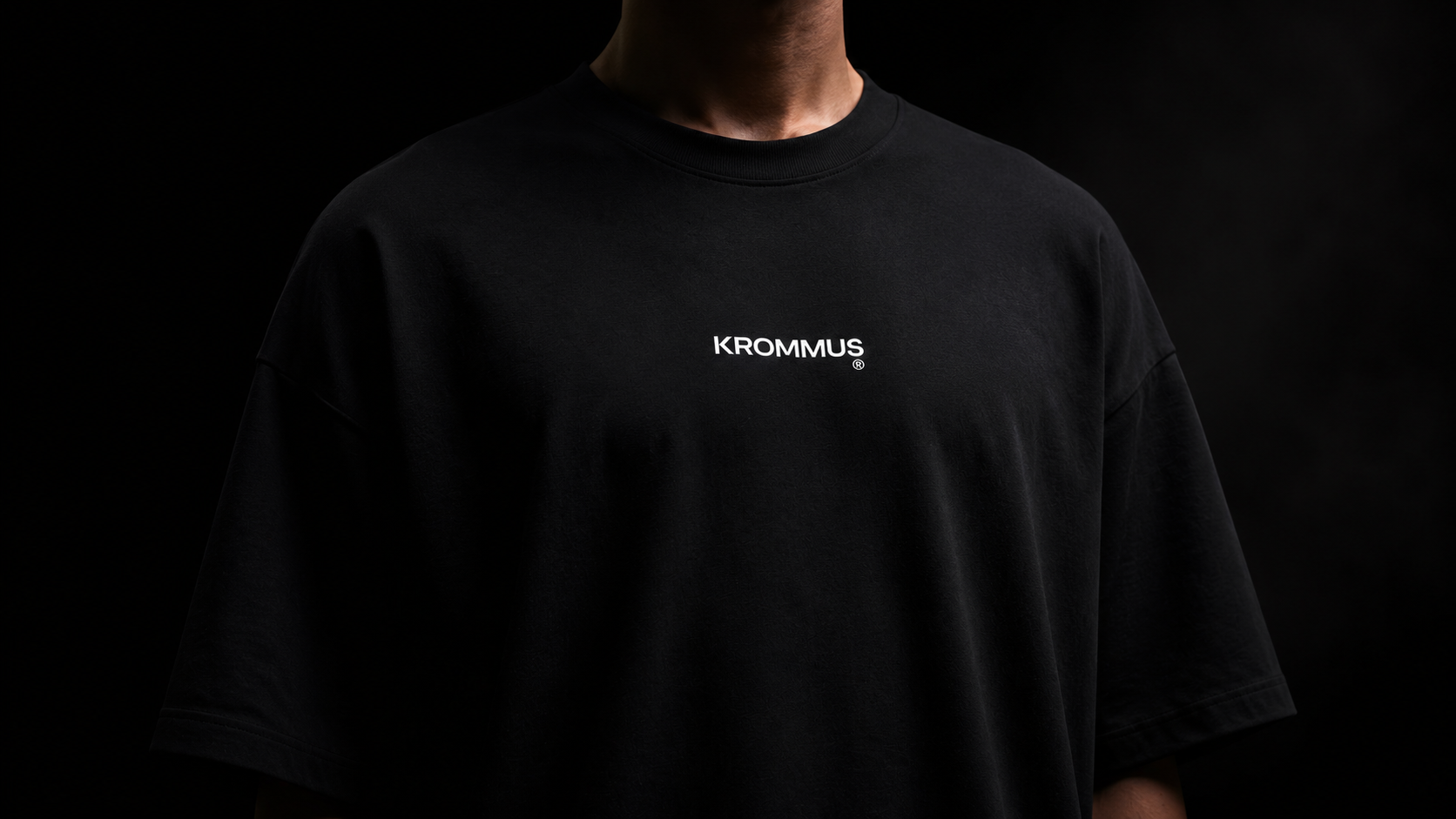 Logo KROMMUS centralizada no peito da camiseta